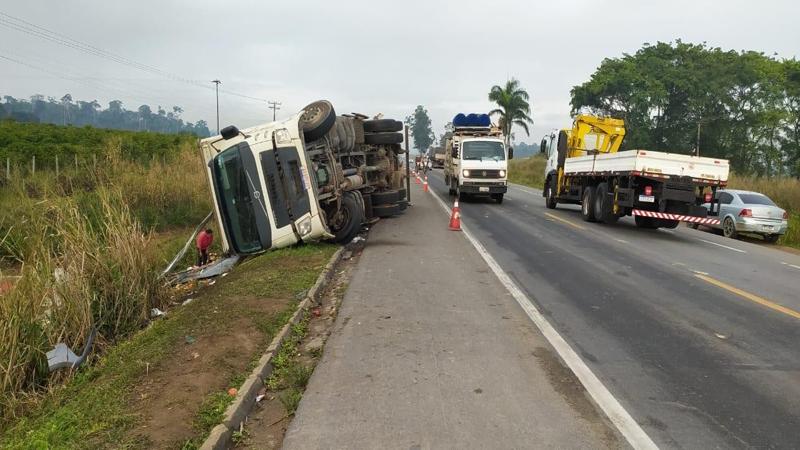 Caminhão tombado fora da pista na BR 101 após colisão entre carretas.