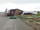 Caminhão tombado na BR 101 em Quartel de Cima com carga de verduras espalhada