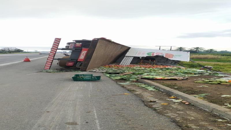 Caminhão tombado na BR 101 em Quartel de Cima com carga de verduras espalhada