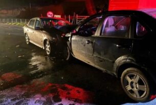 Carros danificados após acidente na ES-080 em Colatina