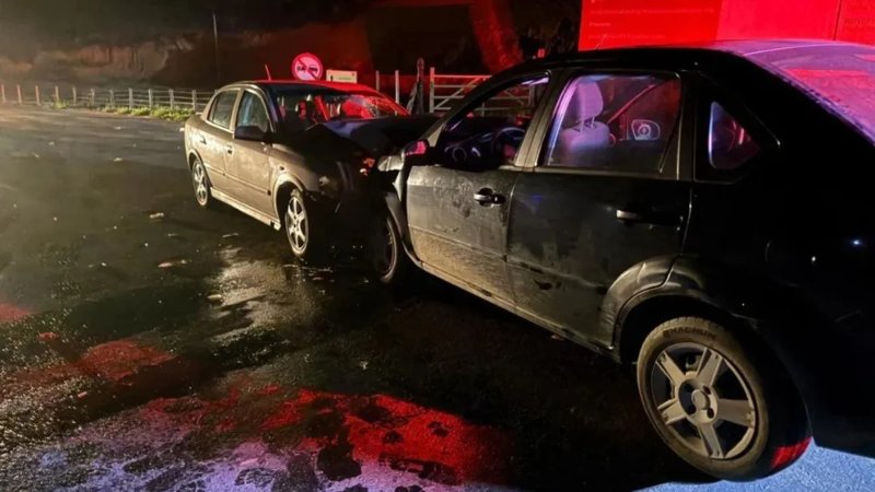 Carros danificados após acidente na ES-080 em Colatina