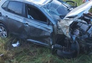"Carro capotado no trevo de Regência, em Linhares
