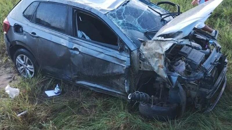 "Carro capotado no trevo de Regência, em Linhares